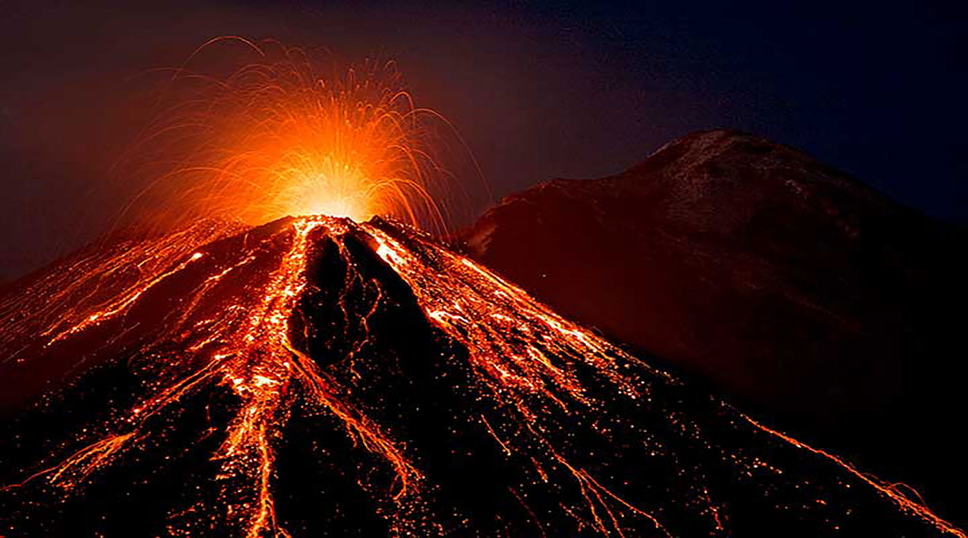 الصهارة سطح البركان تسمي عندما من فوهة تتدفق علي الأرض يطلق على